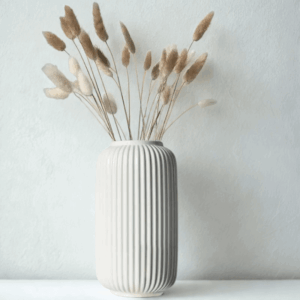 Minimalistyczny wazon w paski