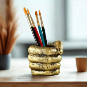 Dekoracja stołu - pojemnik na ołówki złota pięść